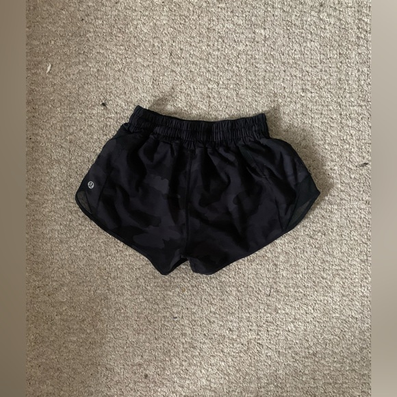 Lulu Lemon Black Camo Hotty Hot Shorts - Picture 1 of 2